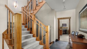 Una escalera de madera con peldaños alfombrados que lleva a una plataforma.