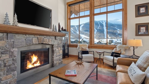 4 Bedroom Spruce Peak Mt Cabin "StoweGlobe"  Steps to the lifts with FULL Mountain Views.