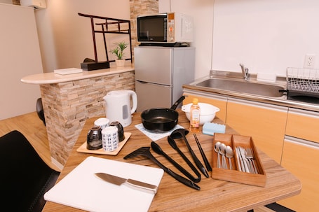 Refrigerador con freezer, utensilios de cocina