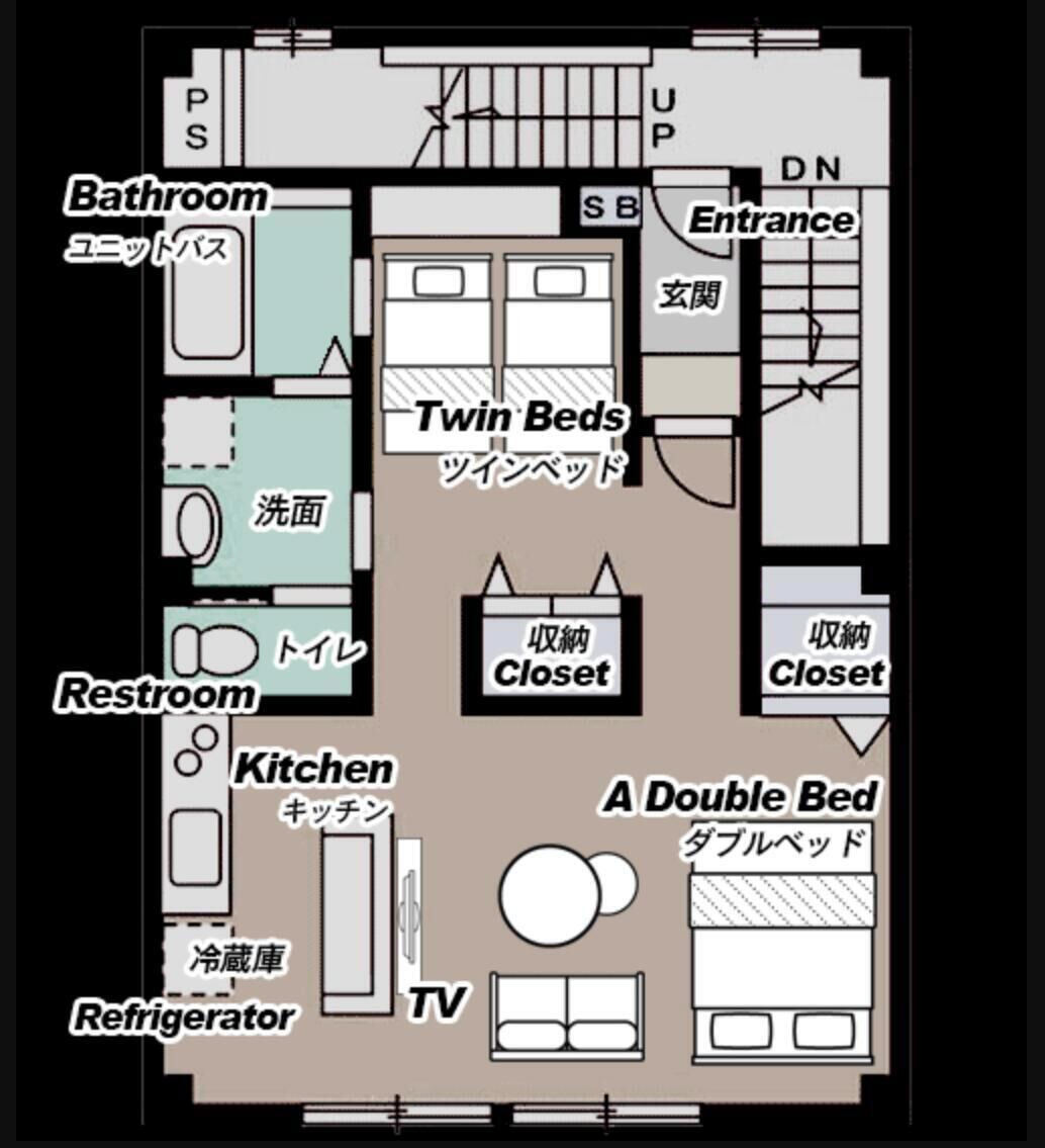 Distribución de una habitación de hotel con dos camas individuales, una cama doble, cocina, televisor, refrigerador, baño, armario y aseo.