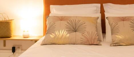 3 habitaciones, tabla de planchar con plancha, wifi y ropa de cama