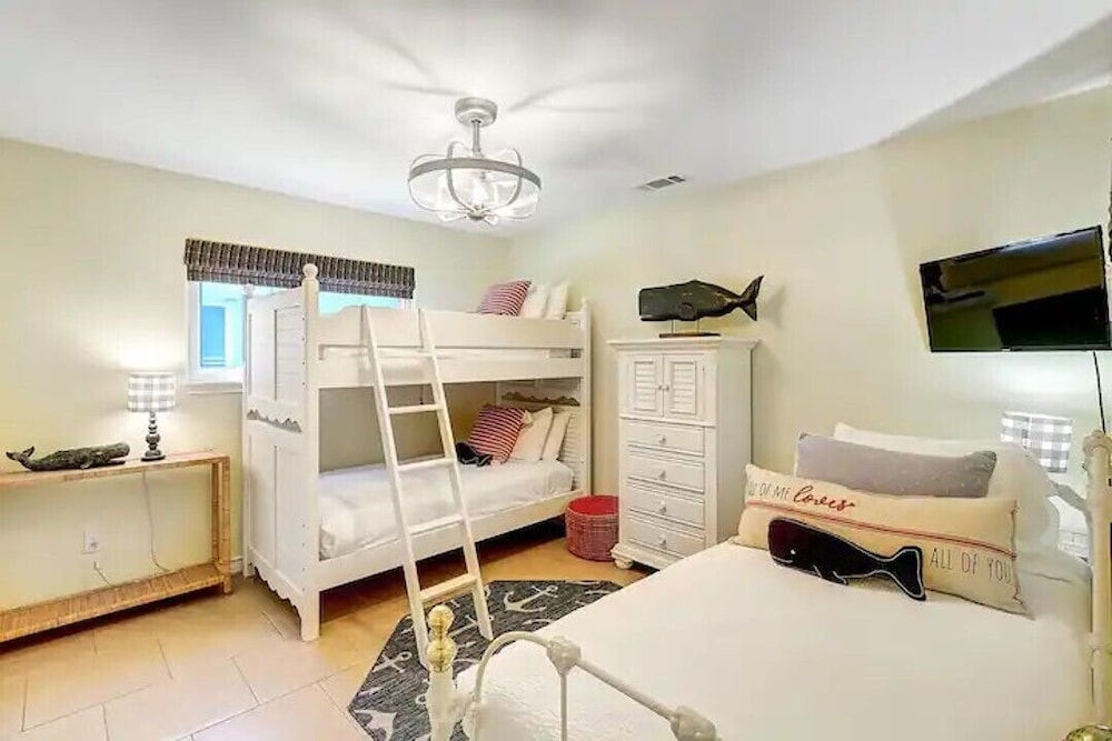 Key Allegro Coastal Serenity! Private Hot Tub! Walking distance to