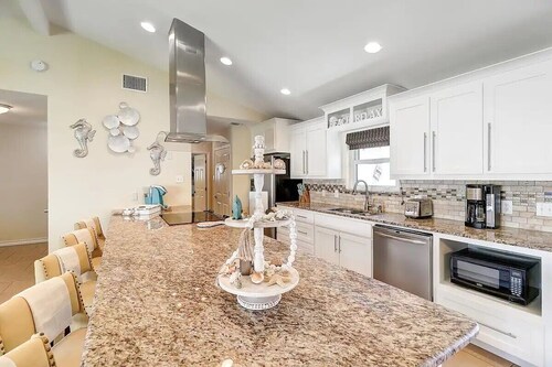 Key Allegro Coastal Serenity! Private Hot Tub! Walking distance to Ocean! 