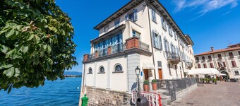 Il Nido Del Cigno, Arona Lakefront Apartment with Terrace and A/C, Arona, Italy