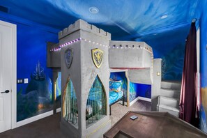 5 bedrooms, WiFi, bed sheets - Golden View | 5 BR, Themed Rooms, Game Room, West-Facing Pool (Kissimmee)