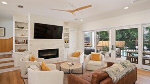 Televisie en een open haard