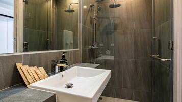Signature Duplex+Free Coworking Space | Kamar mandi | Shower, pancuran hujan, pengering rambut, dan kloset
