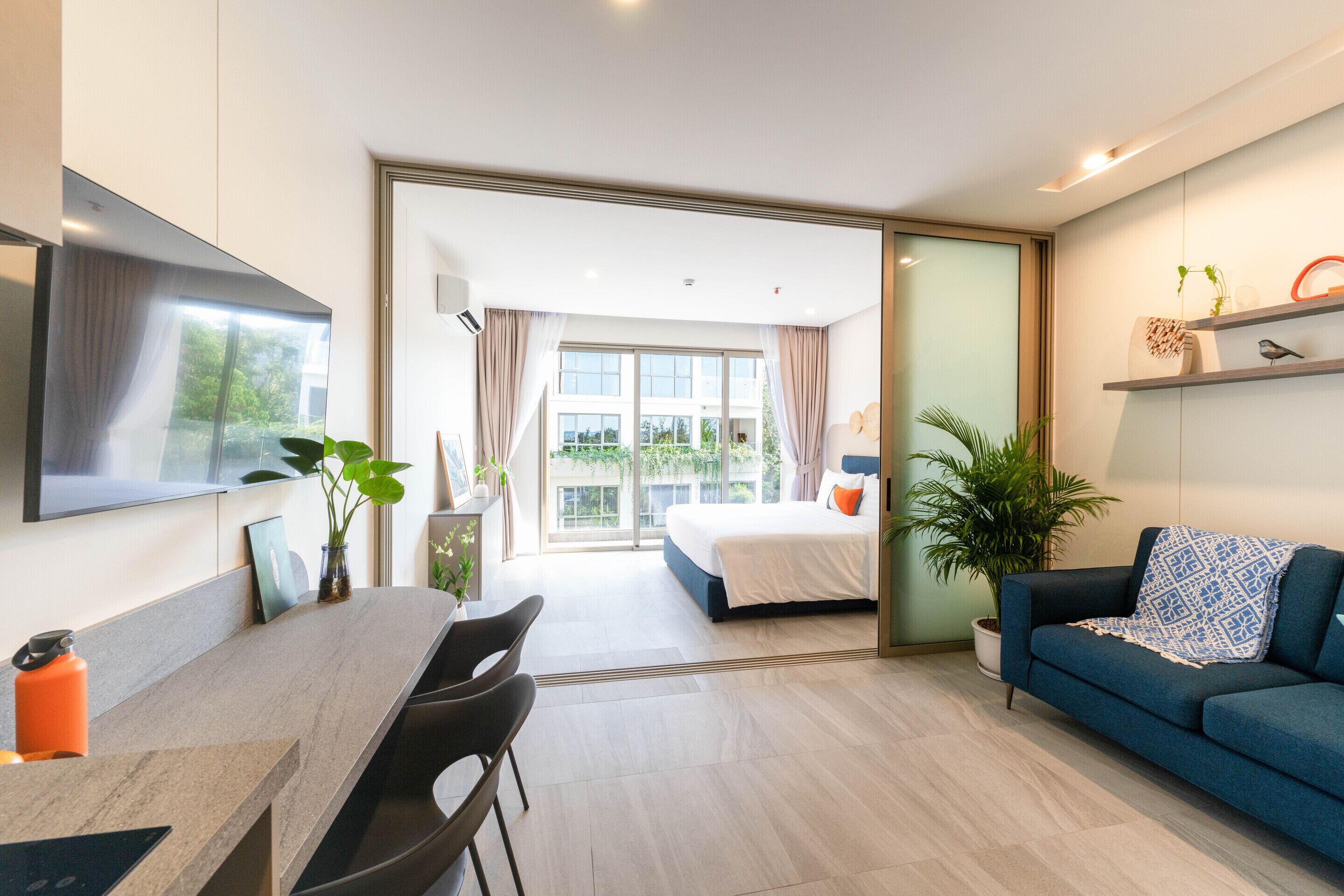 One Bedroom Breeze+Free Coworking Space | Seprai premium, isi minibar gratis, meja kerja, dan setrika/meja setrika