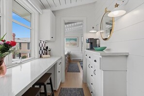 Private kitchen - Balboa Island Luxury Penthouse Suite With Bay Views (Newport Beach)