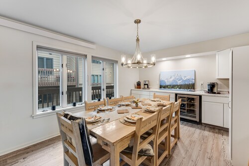 Dog-friendly condo with pool, 3 tennis courts, hot tub, & fireplace