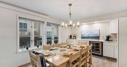 Dog-friendly condo with pool, 3 tennis courts, hot tub, & fireplace