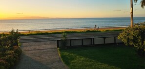 Une route côtière avec un trottoir menant à une plage.