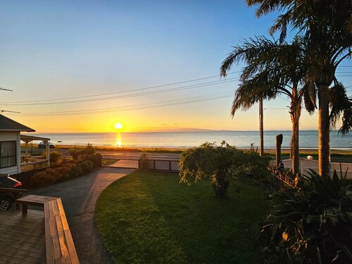 Sunsets by the Beach | Waterfront | Sleeps 8
