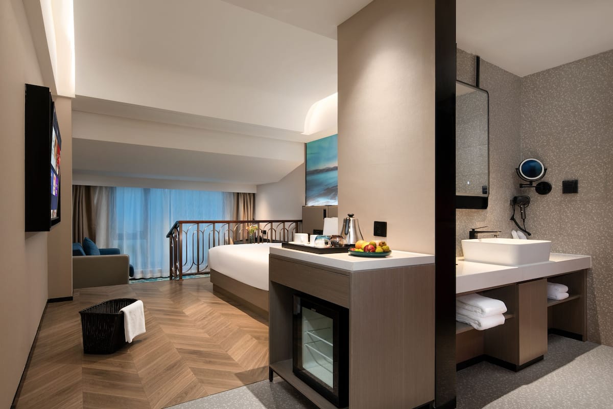 ห้องลักซ์ชัวรี่ดับเบิล | เครื่องนอนระดับพรีเมียม, เตียงเมมโมรีโฟม, มินิบาร์ฟรี, โต๊ะทำงาน