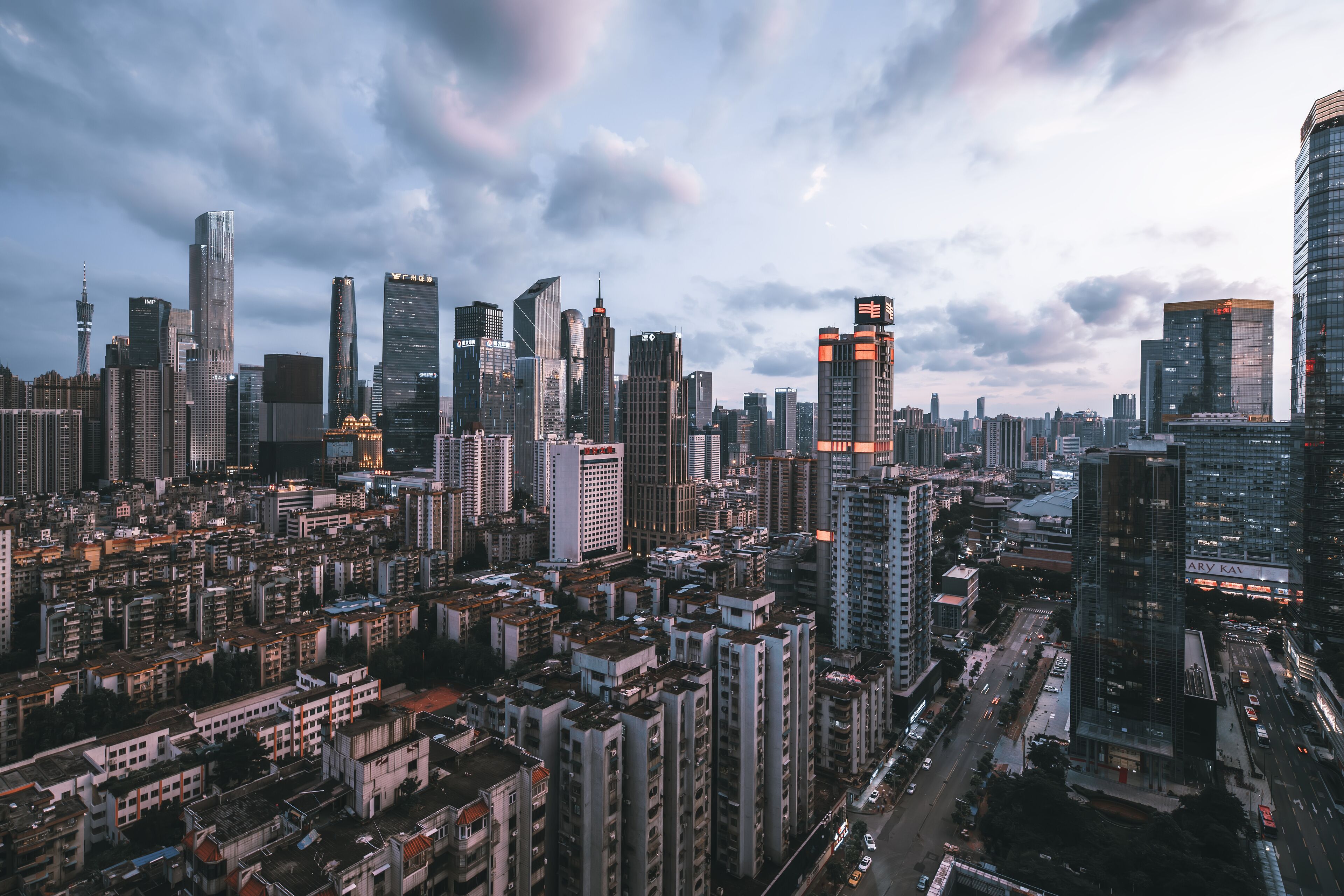 Un paisaje urbano con edificios altos, una trama urbana densa y una mezcla de estructuras comerciales y residenciales.