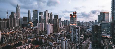 Un paisaje urbano con edificios altos, una trama urbana densa y una mezcla de estructuras comerciales y residenciales.