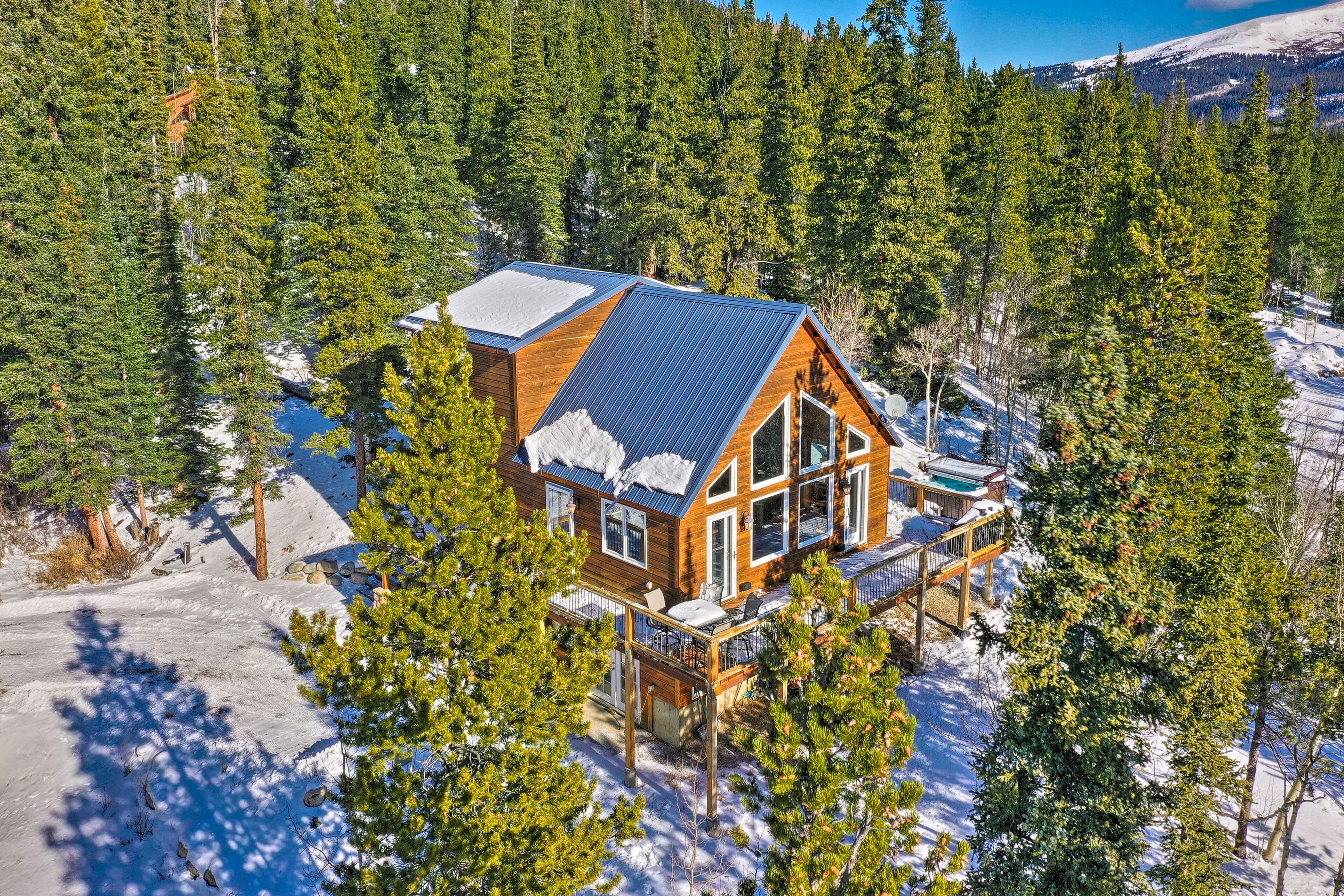 Three-story mountain retreat with a private hot tub, fireplace, & washer/dryer