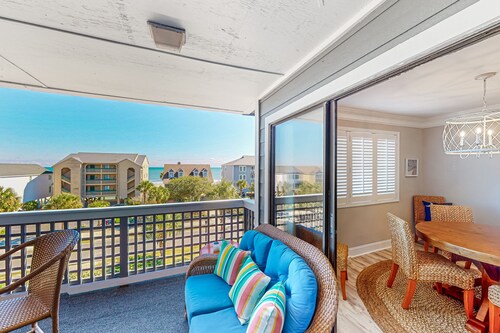 Amazing ocean-view condo has on-site pool, elevator, easy beach access & balcony