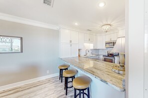 Frigorifero, microonde, forno, piano cottura