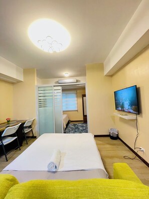 1 bedroom, free WiFi, bed sheets - Spacious Lower floor at abreeza place towers (Davao City)