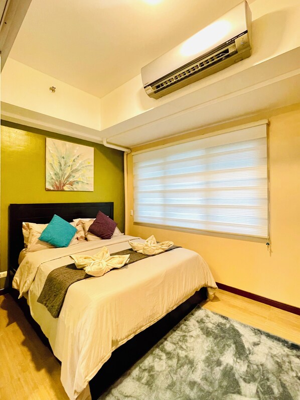 1 bedroom, free WiFi, bed sheets -  Spacious  Lower floor at abreeza place towers (Davao City)