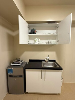 Refrigerador, lavavajillas, tetera eléctrica y utensilios de cocina 