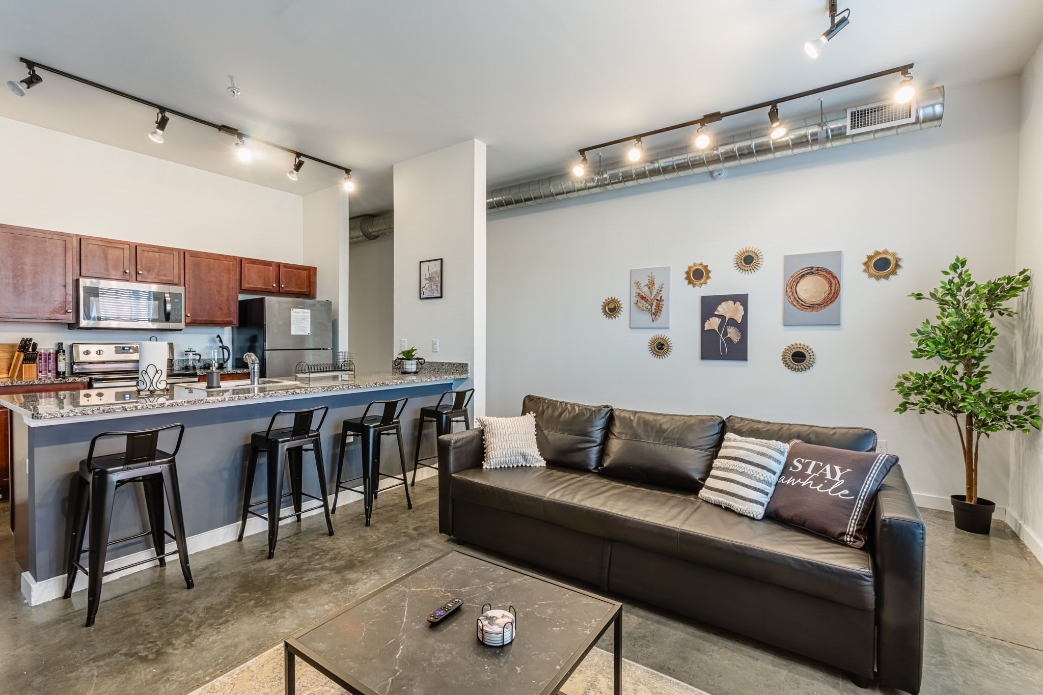 Elegant KING SUITE downtown with a POOL and GYM