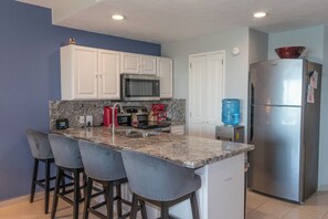 Fridge, microwave, oven, stovetop - Sonoran Spa N506 - 1 BR Next to the Pool, High Speed Wi-Fi - Beachfront Upper Floor Luxury Condo (Puerto Peñasco)