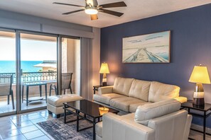 TV, DVD player, books, video library - Sonoran Spa N506 - 1 BR Next to the Pool, High Speed Wi-Fi - Beachfront Upper Floor Luxury Condo (Puerto Peñasco)