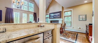 Townhome with patio & on-site pool, hot tub, sauna & tennis access