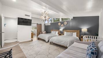 3 habitaciones, escritorio y tabla de planchar con plancha