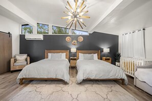 3 habitaciones, escritorio y tabla de planchar con plancha 