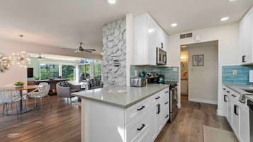 冰箱、微波炉、烤箱、炉灶