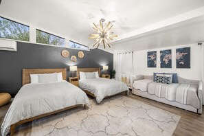 3 Schlafzimmer, Schreibtisch, Bügeleisen/Bügelbrett, Reisekinderbett