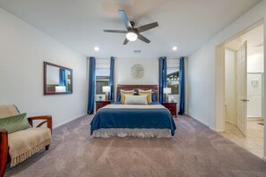 2 Schlafzimmer, Schreibtisch, Bügeleisen/Bügelbrett, Reisekinderbett