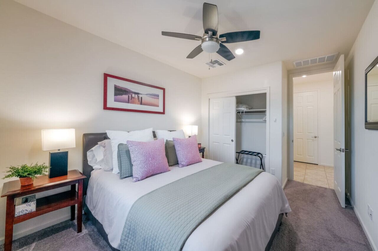 2 quartos, escrivaninha, ferros/tábuas de passar roupa, berço de viagem