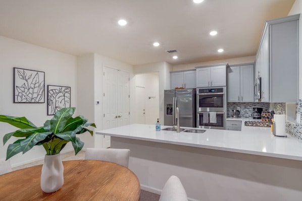 Réfrigérateur, micro-ondes, four, plaque de cuisson