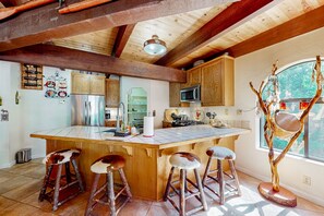 Fridge, microwave, oven, stovetop - Wishing Well cabin near Yosemite, Bass Lake (Bass Lake)