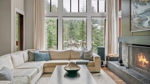 Televisión, chimenea y oficina 