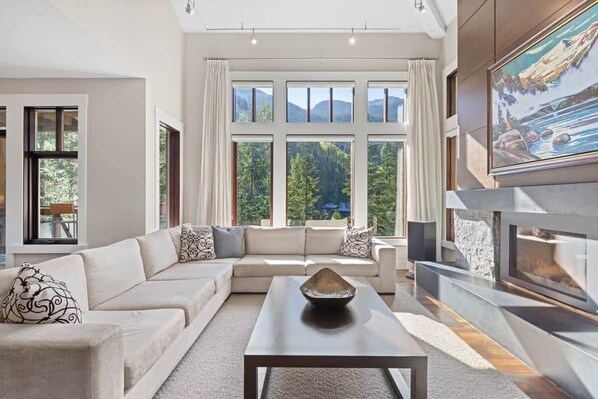 Televisión, chimenea y oficina 