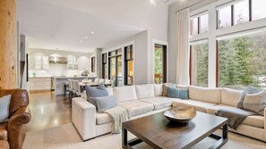 TV, peis og kontorer