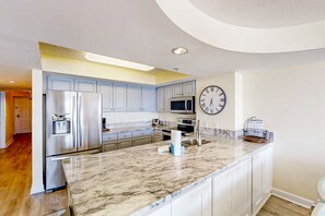 冷蔵庫、電子レンジ、オーブン、コンロ