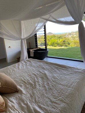 3 makuuhuonetta, työpöytä, silitysrauta/-lauta, vauvan matkasänky