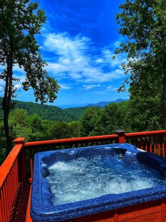 Outdoor spa tub. Smokey Mountain Retreat