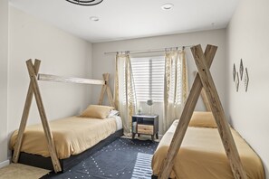 3 quartos, berço de viagem, Wi-Fi de cortesia, roupa de cama