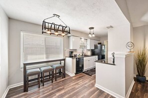 Fridge, microwave, oven, stovetop - Modern Houston Haven: Home | Large Yard | Patio (Houston)