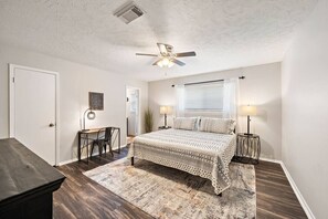 4 soverom, skrivebord, strykejern/-brett og reiseseng for barn