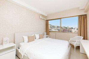 2 bedrooms, desk, iron/ironing board, WiFi