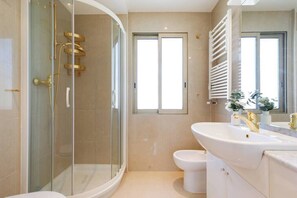 Shower, hair dryer, towels, shampoo