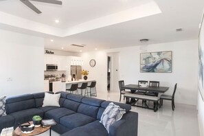 Smart TV, fireplace